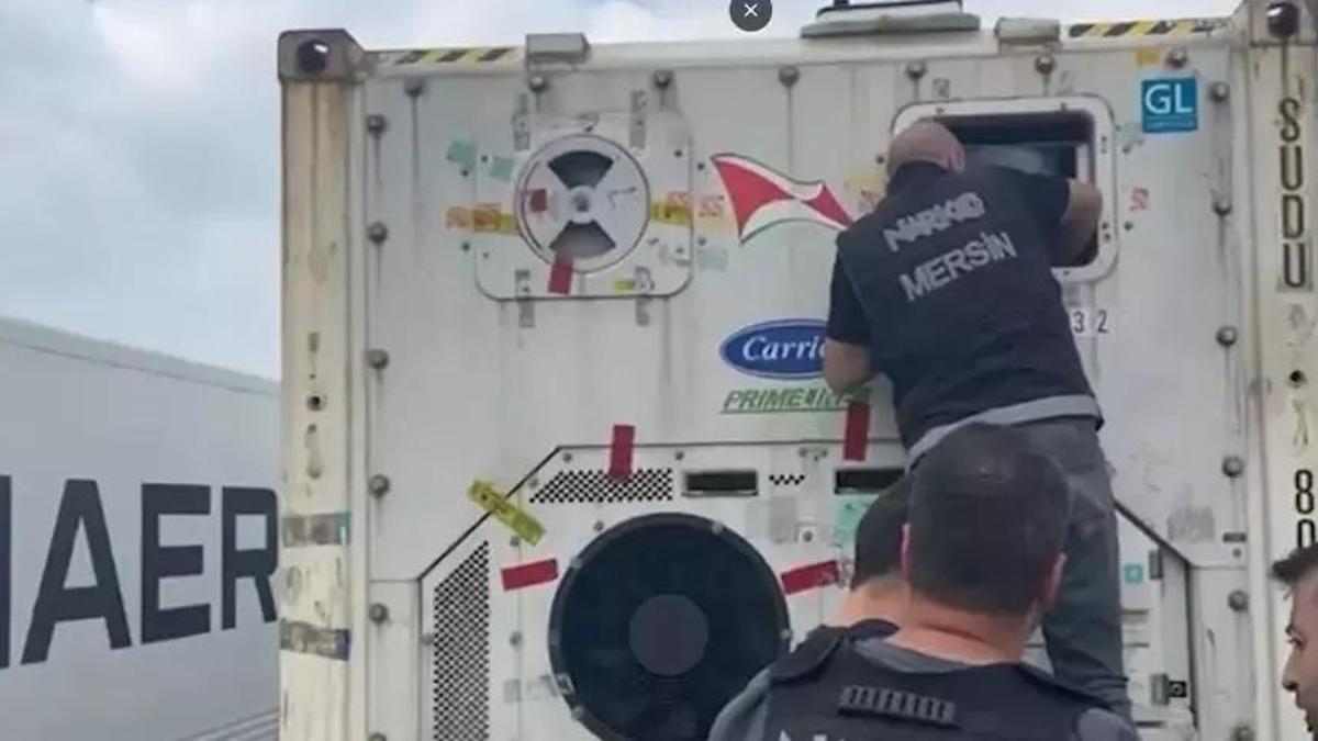 Bakan Yerlikaya duyurdu! Mersin’de 28 kilo kokain ve 680 litre sıvı metamfetamin ele geçirildi