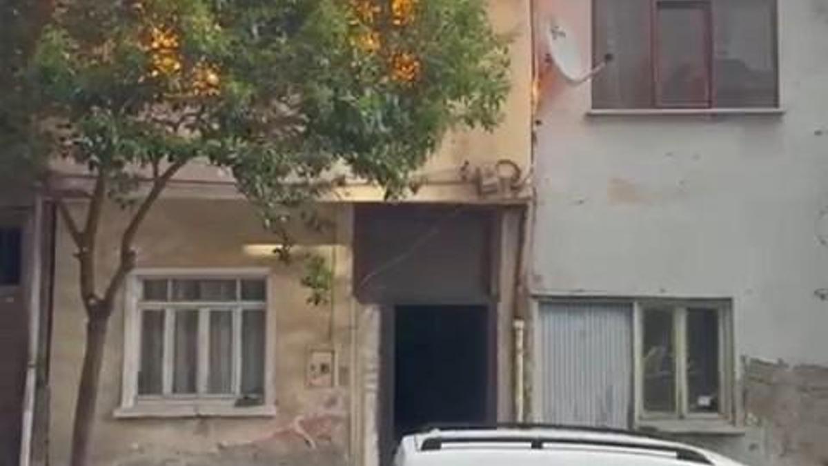 Darıca'da 3 ev yandı, 2 itfaiye eri yaralandı