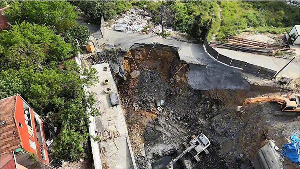 İstanbul'da inşaat çalışmaları sırasında yol çöktü, doğalgaz boruları zara gördü!