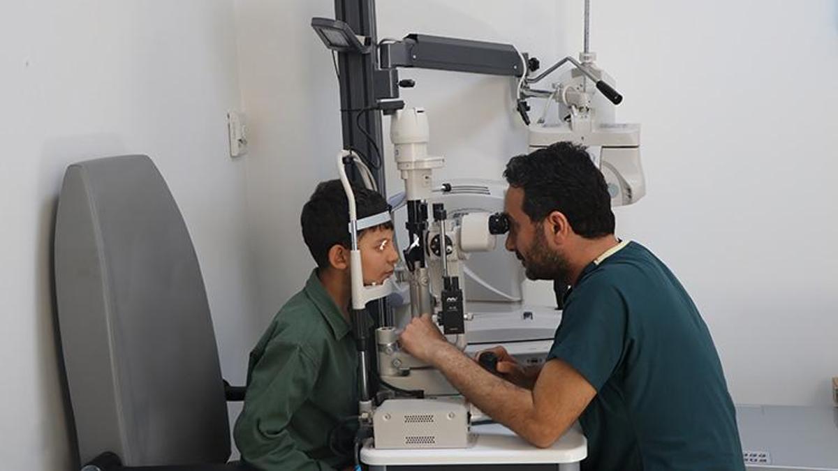 Diyarbakır'da talihsiz kaza! Ödev yaparken gözüne yapıştırıcı sıçradı, az daha gözünden oluyordu