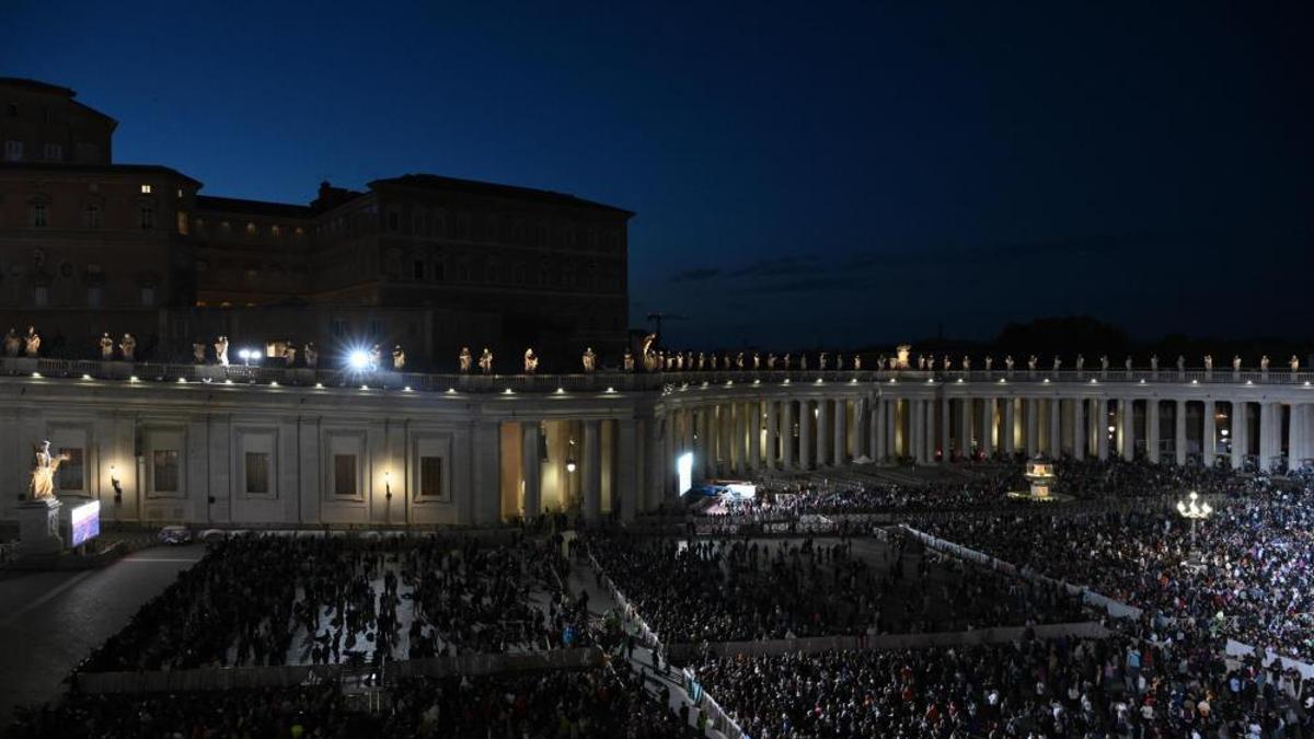Yeni papa seçilemedi! Sistina Şapeli’nden siyah duman yükseldi