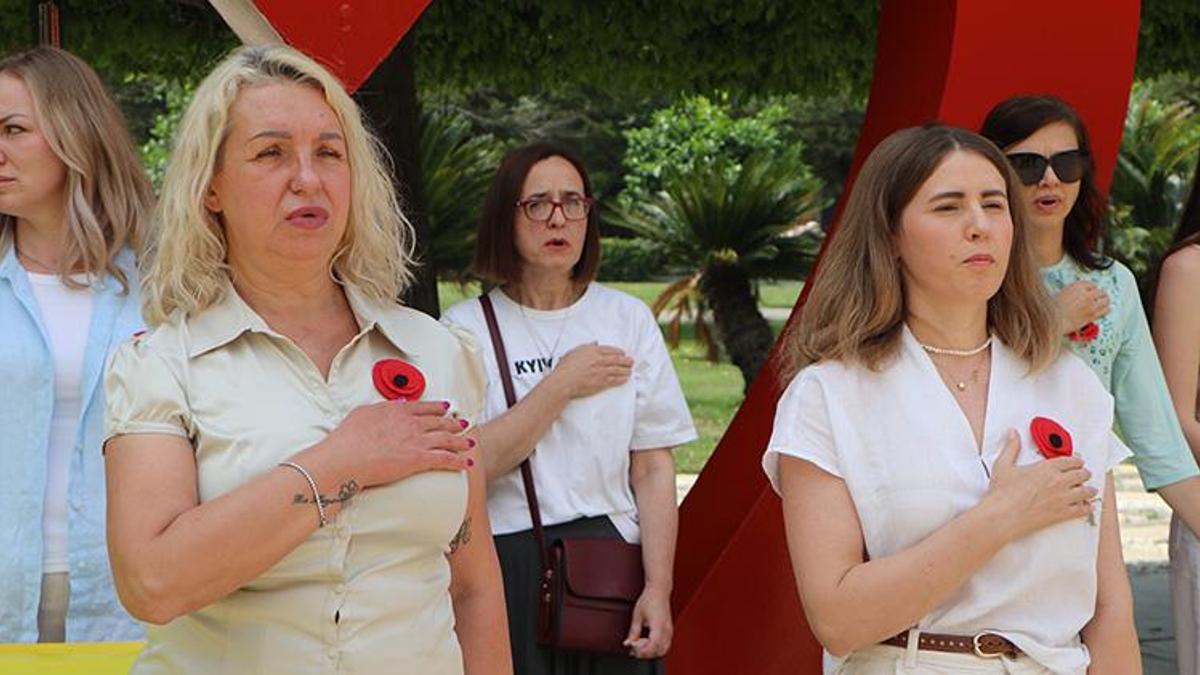 Ukraynalılar Adana'da bir araya geldi: Nazi kurbanlarını kırmızı gelinciklerle andılar