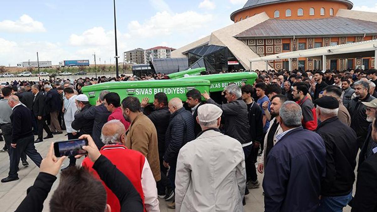 Sivas'ta boğazları kesilerek katledilen kardeşler son yolculuğuna uğurlandı
