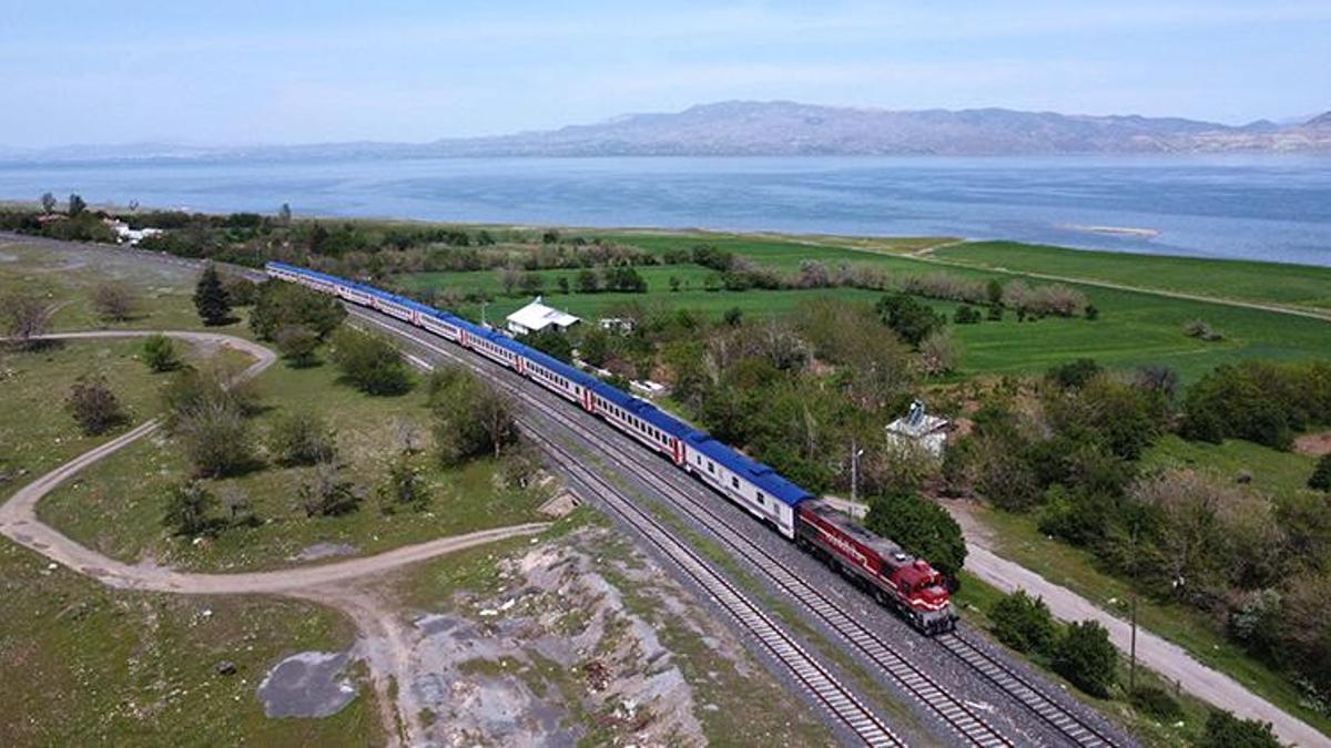 Ankara-Tatvan treni, Elazığ'da kartpostallık görüntülerin içinden geçiyor