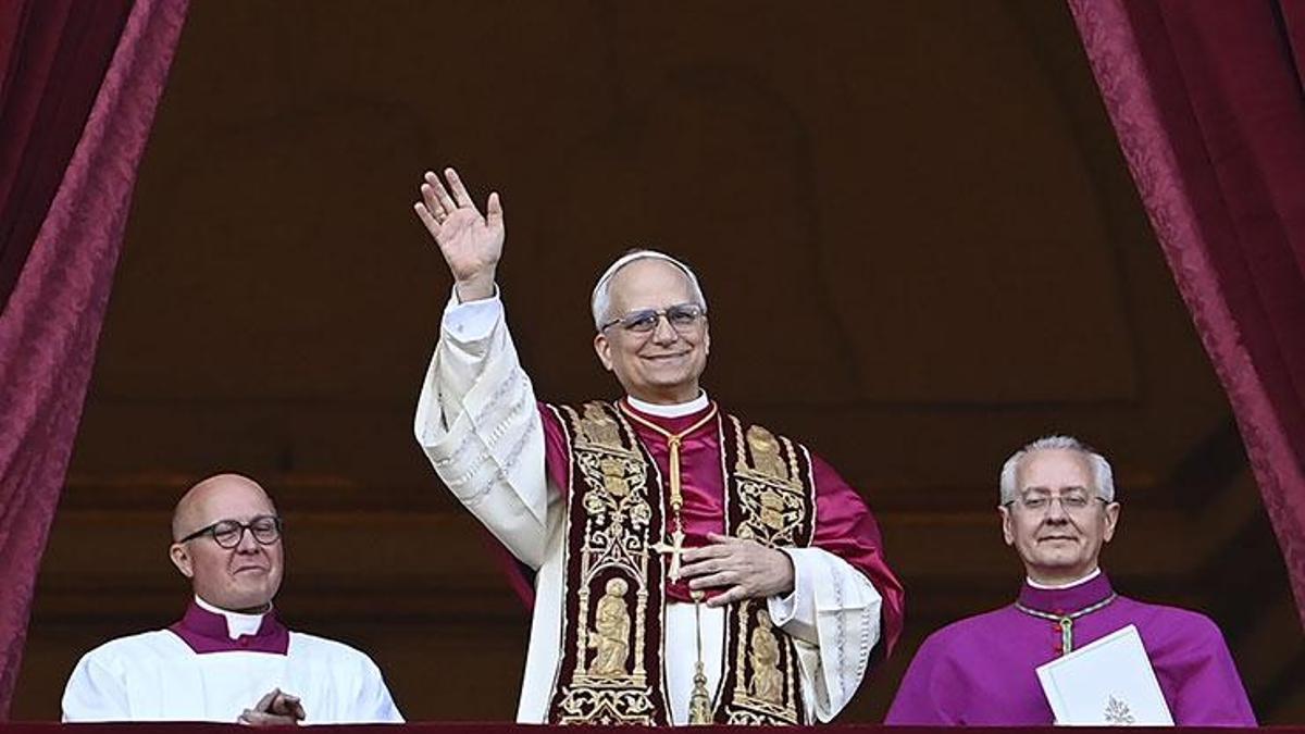 Bacadan beyaz duman yükseldi, yeni papa belli oldu! Papalık tarihinde bir ilk