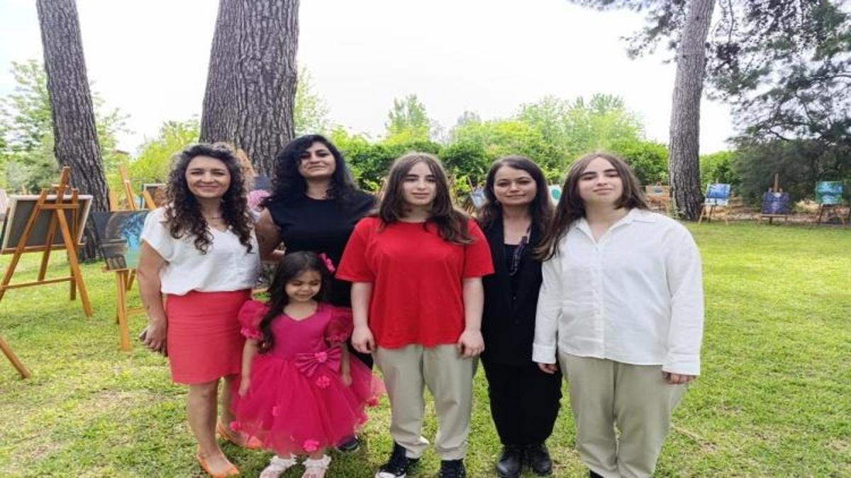 Adana'da ikiz kardeşlerden sergi: 86 adet resimle beğeni topladılar
