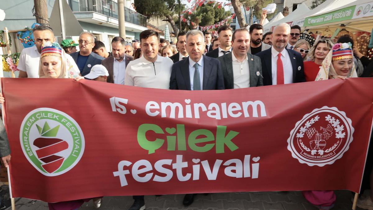Menemen'de 'çilek kokulu' festival başladı