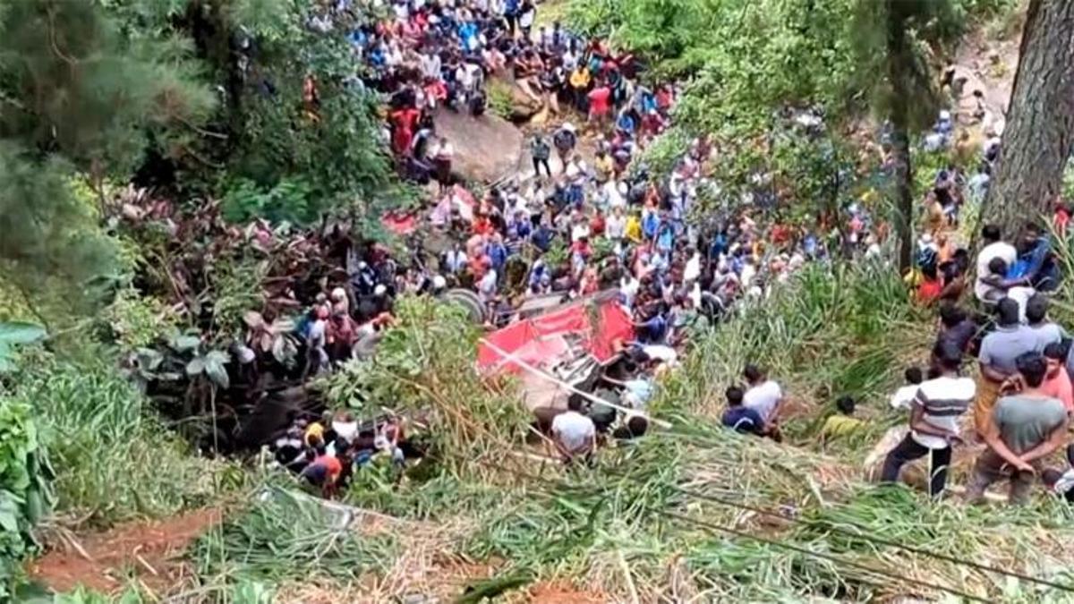Sri Lanka'da katliam gibi kaza: Yolcu otobüsü uçuruma yuvarlandı: 21 ölü!