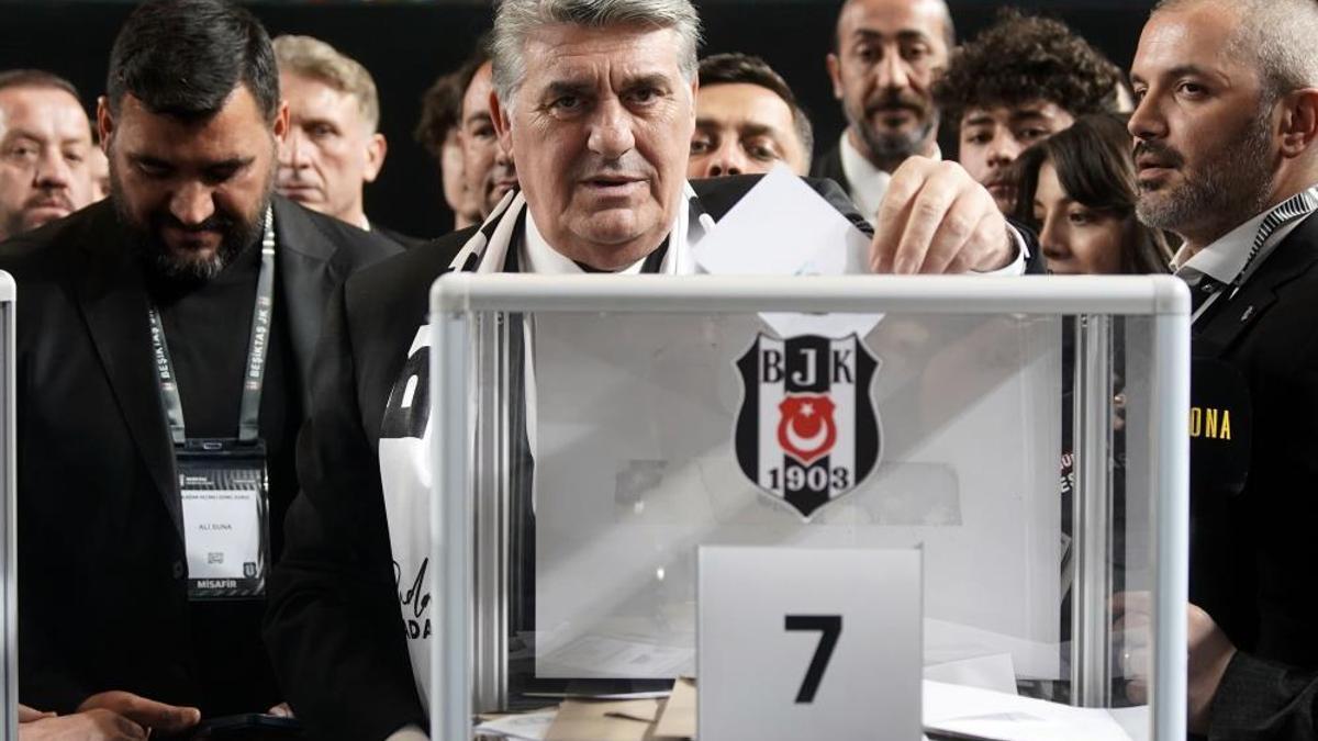 Beşiktaş'ta Serdal Adalı yeniden başkanlığa seçildi