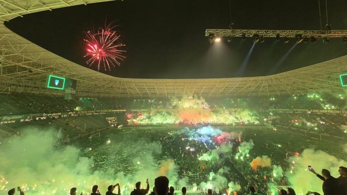 Kocaelispor tarih yazdı, kupasına kavuştu! Ünlü isimlerle kutlaNdı