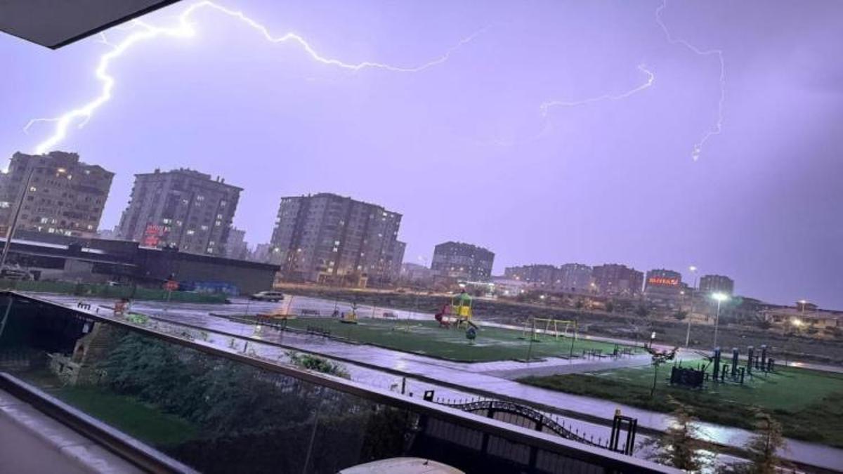 Kayseri'de bir anda bastırdı! Geceyi şimşekler aydınlattı