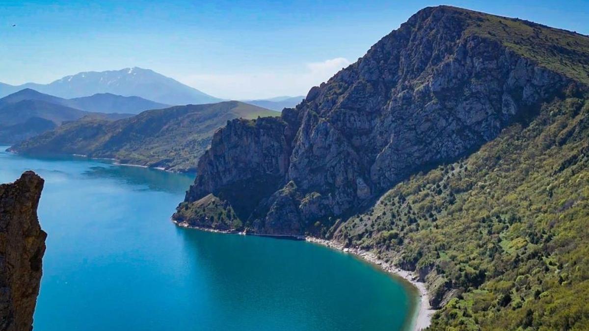 Doğu'da kar eridi bahar geldi! Dağların yeşilliği Van Gölü'nün masmavi sularıyla buluştu