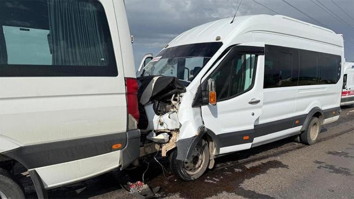 Şarlıurfa'da servis minibüsleri çarpıştı: 28 yaralı