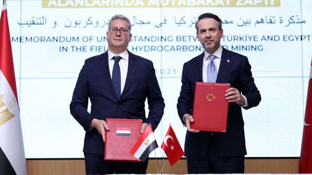 Türk FSRU'ya ilk yurt dışı görev! Bakan Bayraktar: Esnek ve verimli bir modeli devreye aldık