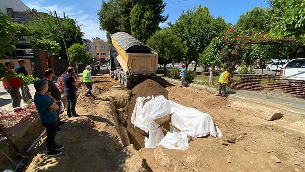 Aydın'da yol yenileme çalışmasında bulunan tarihi mezarların üzeri kapatıldı!