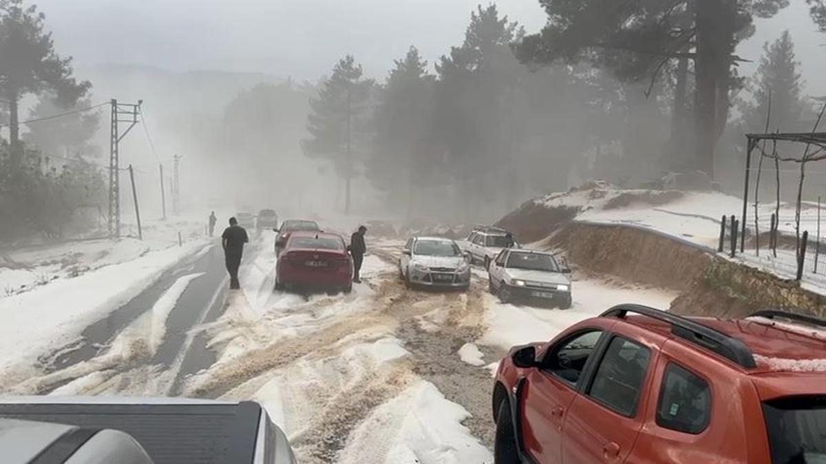 Her yer beyaza büründü! Yollar trafiğe kapandı