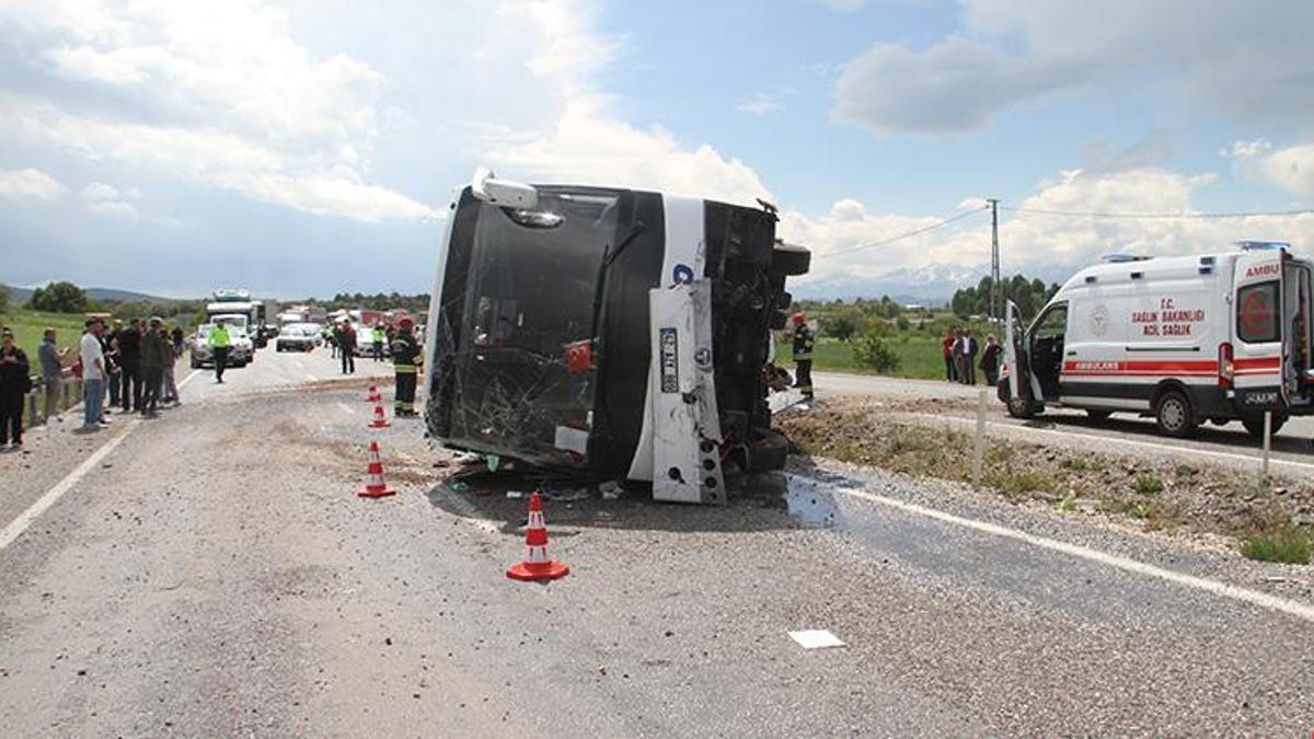 Konya'da şehirlerarası yolcu taşıyan otobüs devrildi! Çok sayıda yaralı var