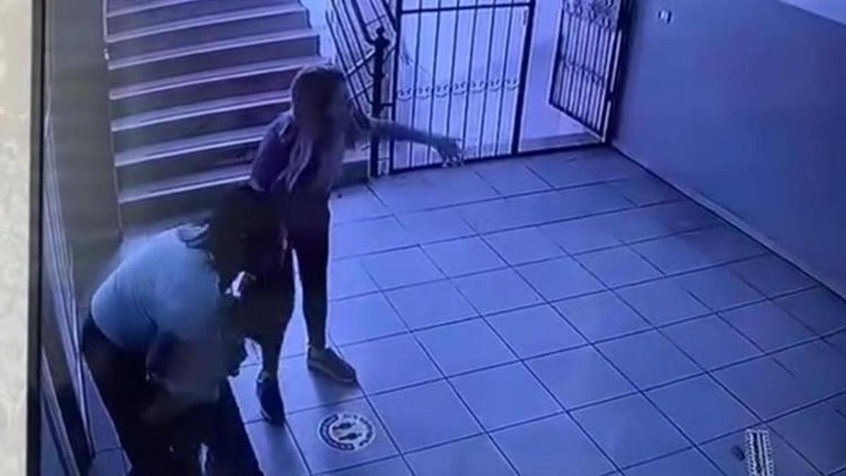 Hayat kurtaran müdahale! Boğulmakta olan öğrencisini Heimlich manevrasıyla kurtardığı anlar kamerada