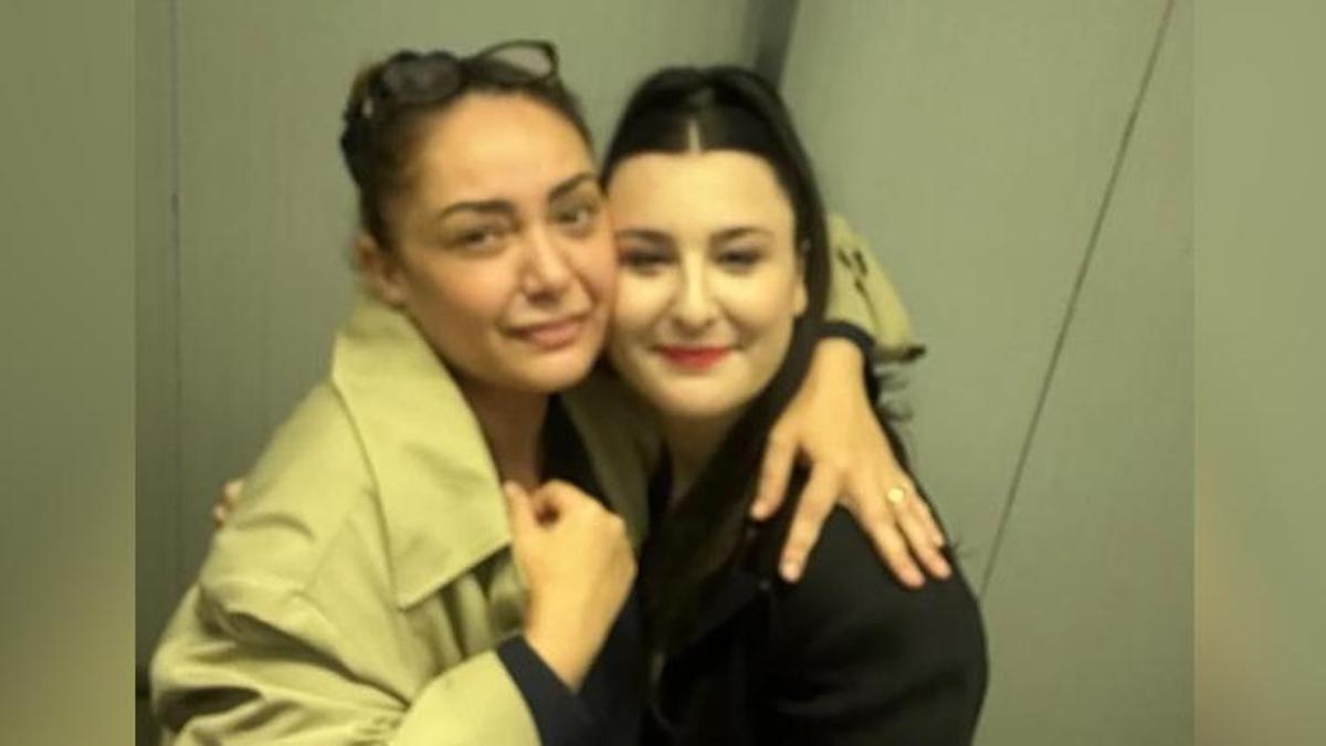 Sahnede döktürüyor! Sibel Taşçıoğlu'dan Yasemin Sakallıoğlu'na kuliste ziyaret: Övmelere doyamadı