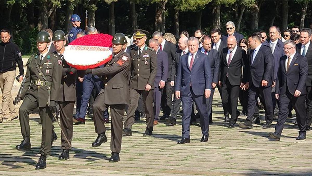 Bakan Osman Aşkın Bak, sporcu ve gençlerle Anıtkabir’i ziyaret etti