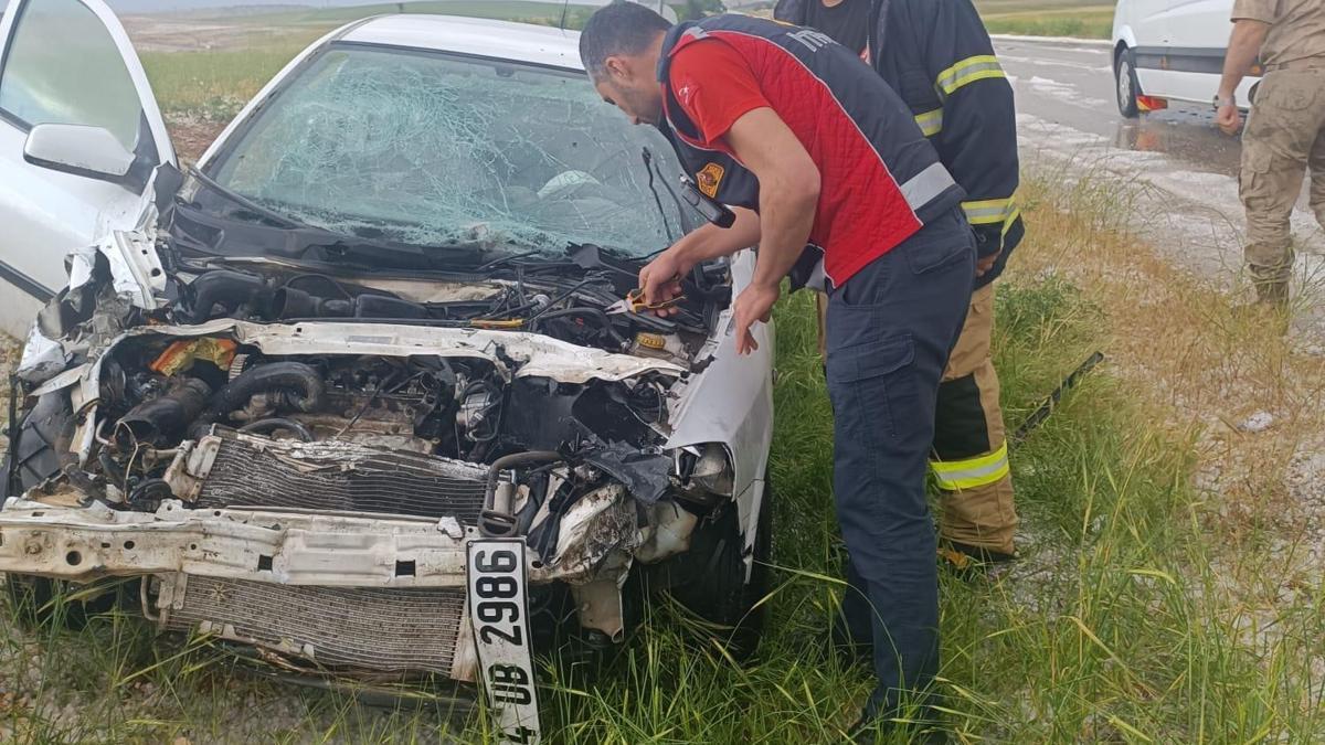Mardin'de otomobil tarlaya devrildi: 2 yaralı