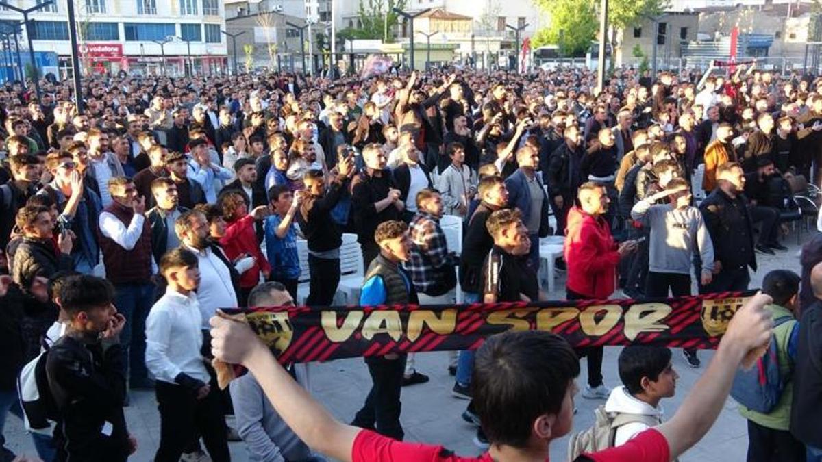 Vanspor'dan büyük avantaj! Binlerce taraftar galibiyeti kutladı
