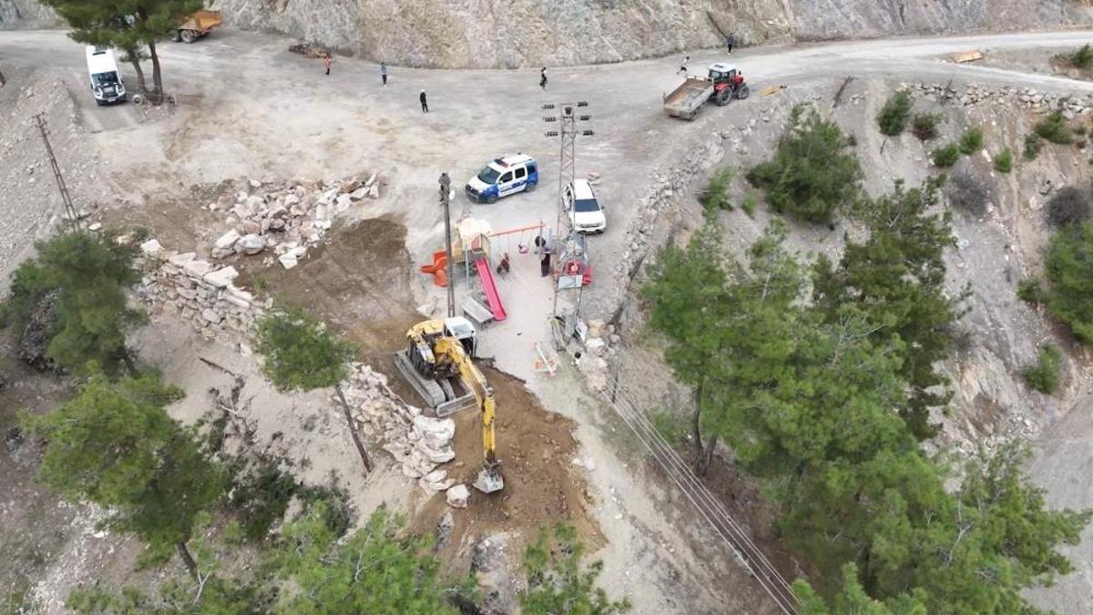Feke'de yarım asırlık altyapı sorunu çözülüyor: Ekipler günlerdir mesai yapıyor