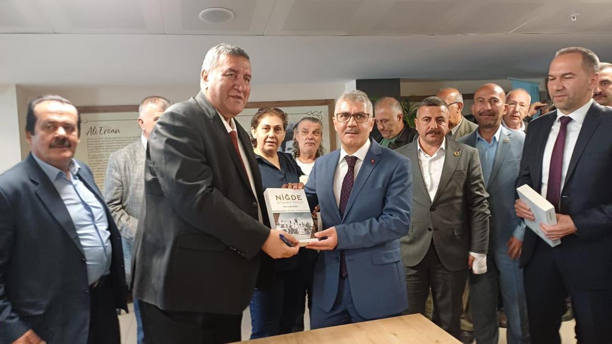 Ömer Fethi Gürer'in 'Niğde Siyaset Tarihi' kitabı okurlarıyla buluştu