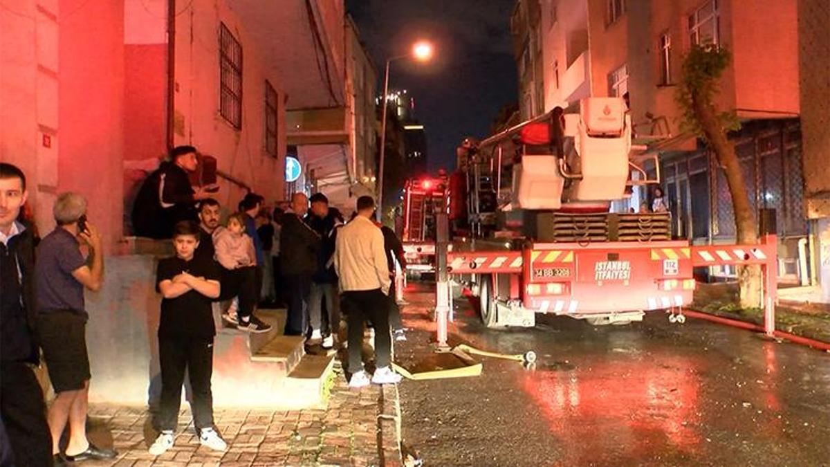 Küçükçekmece'de 7 katlı binanın çatısı alev alev yandı