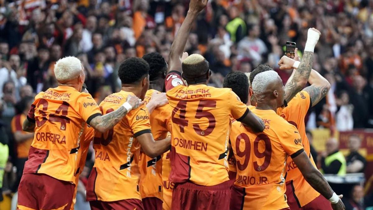 Şampiyon Galatasaray'a tebrik mesajları yağıyor