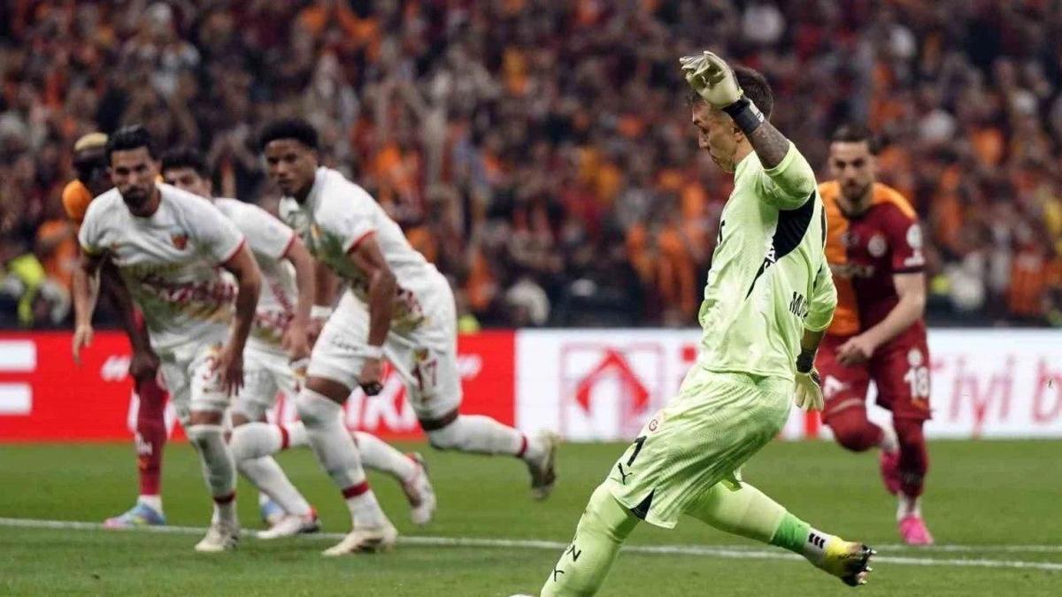 Muslera'nın golünde ilginç istatistik! İlk golünde Galatasaray Şampiyonlar Ligi'nde çeyrek final oynadı