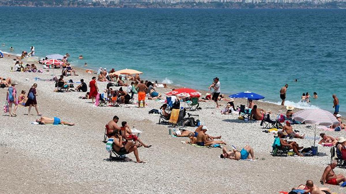 Güneşi gören denize koştu! Antalya'da plajlar dolup taştı