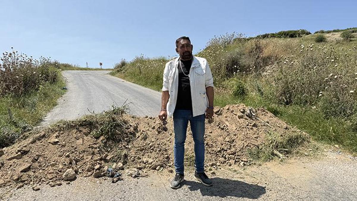 İzmir' de bir kişi arazisinden izinsiz yol geçirildiğini söyleyip yolu kapattı