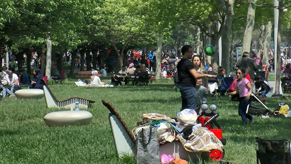 İstanbul'da sıcak havayı ve tatili fırsat bilenler parklara ve sahillere akın etti