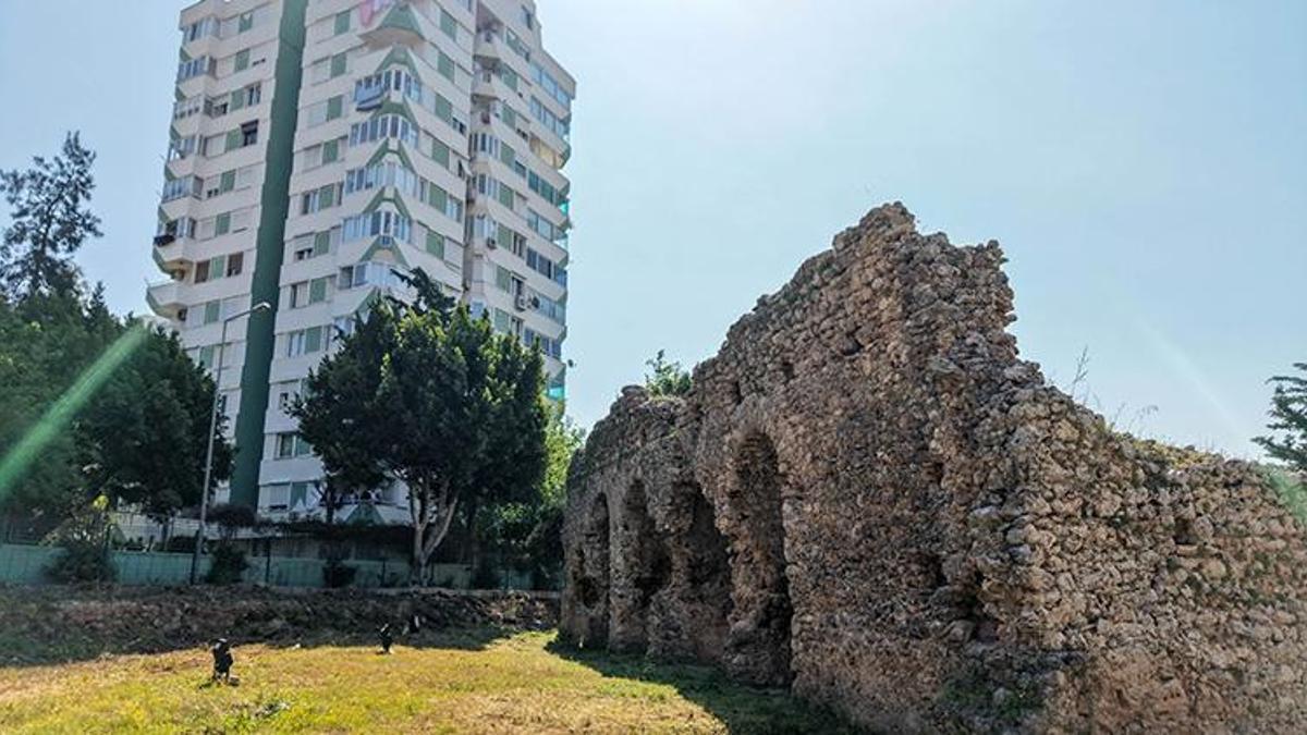 Tarihi Roma hamamını otopark yaptılar! Şehrin göbeğinde binaların arasında zamana direniyor