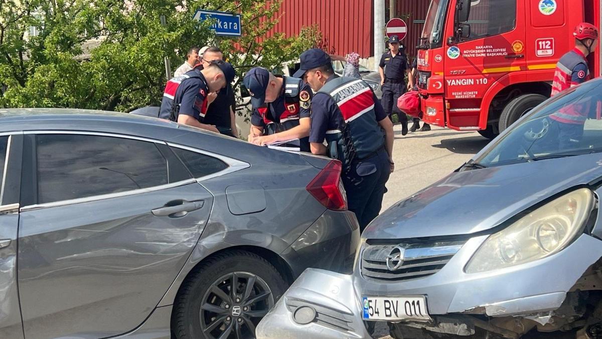 Sakarya'da iki otomobil çarpıştı: 4 yaralı