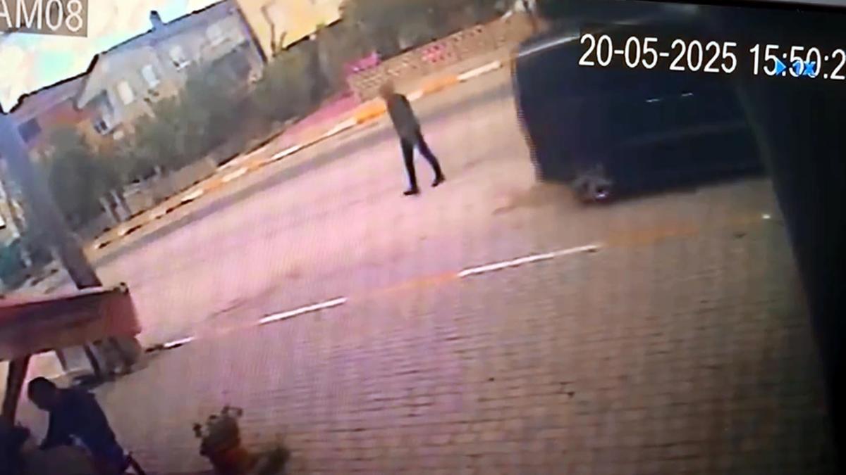 Tekirdağ'da hafif ticari aracın çaptığı yaya yaralandı; kaza kamerada