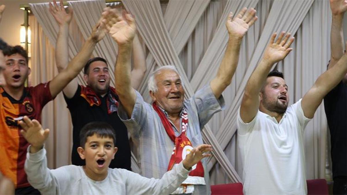 Torunlarıyla maçı izledi, takımının şampiyonluk coşkusunu yaşadı