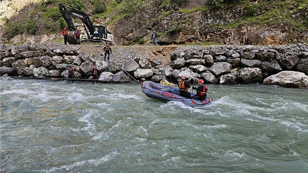 Hakkari'de dereye düşerek kaybolan genci arama çalışmaların 12'nci gününde devam ediyor