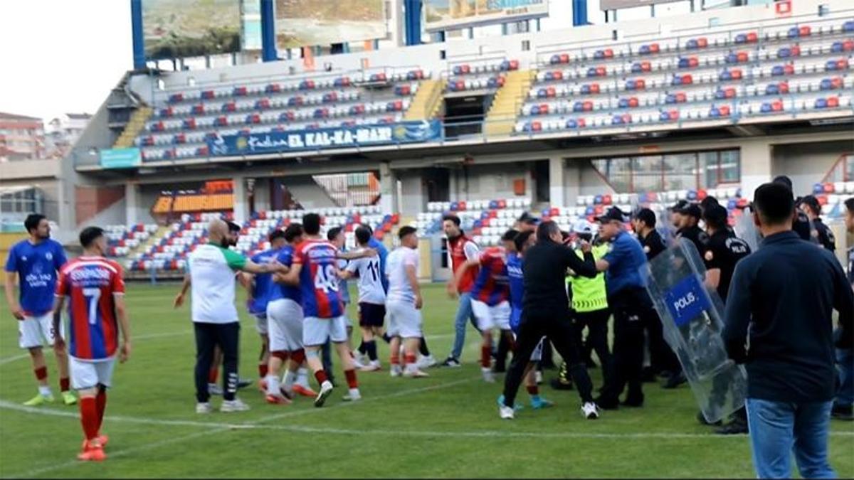 Karabük'te maç sonrası saha karıştı!