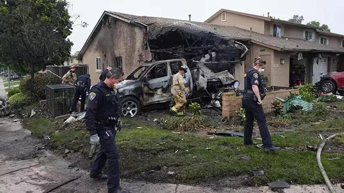 ABD'de korkunç kaza: Küçük uçak evlerin üzerine düştü