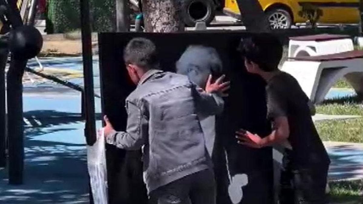 Tekirdağ'da iki çocuk Atatürk portresini düzelttikten sonra öptü