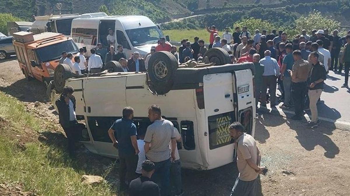 Hakkari'de öğrenci servisi takla attı: 14 yaralı var