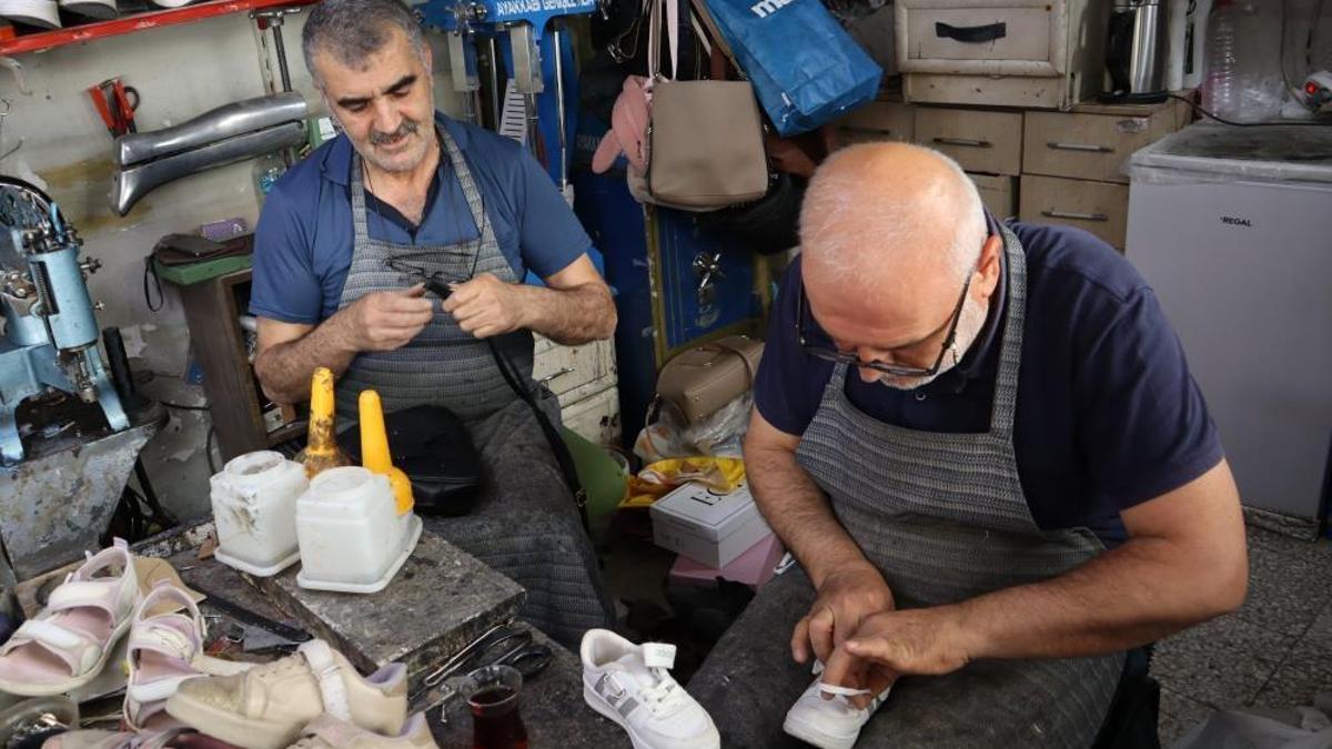 Adıyamanlı ayakkabı tamir ustası: İş var ama yetiştirecek çırak yok!