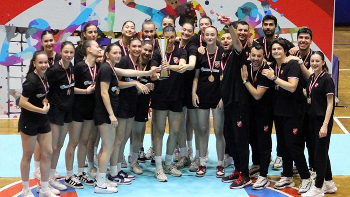 İzmir'de büyük başarı! Karşıyaka'nın kızları Türkiye üçüncüsü