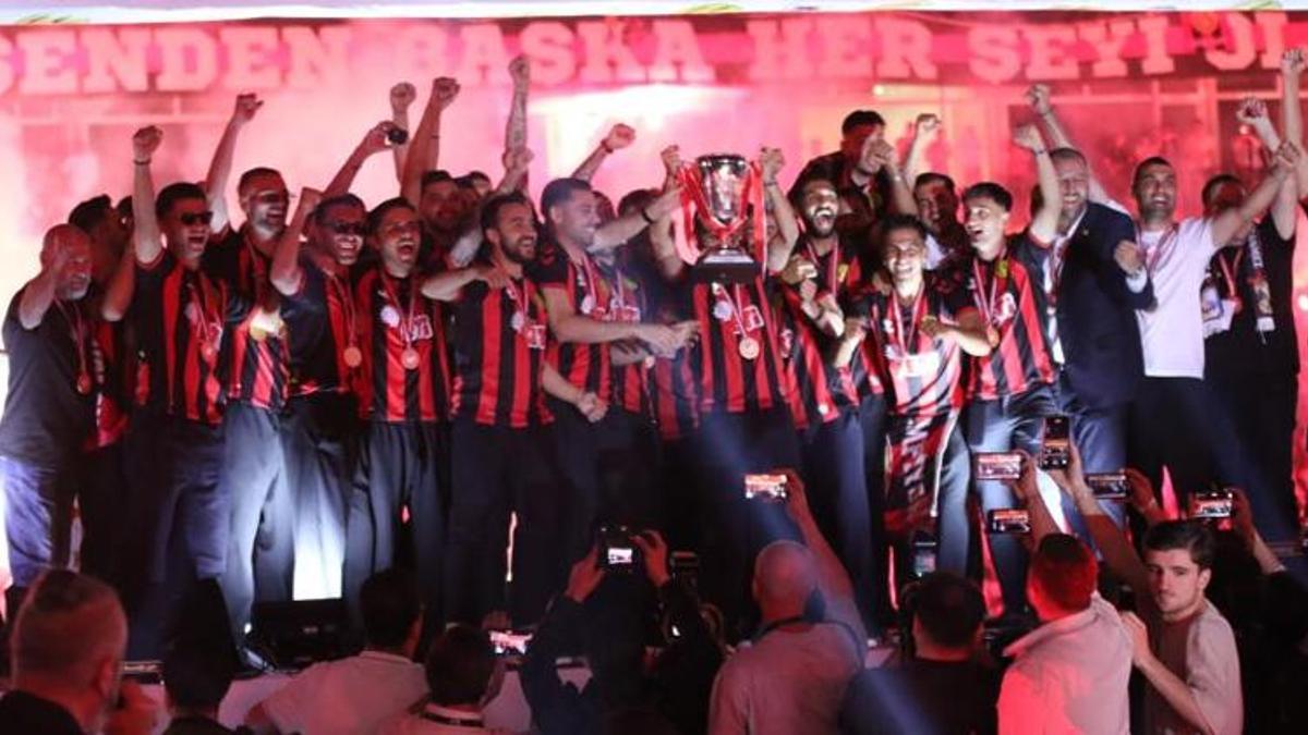 Eskişehirspor şampiyonluk kupasını kaldırdı