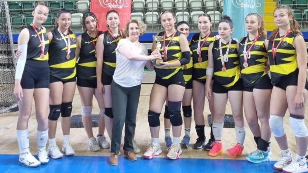 Bodrumlu kızlar Muğla'da voleybol il birincisi oldu