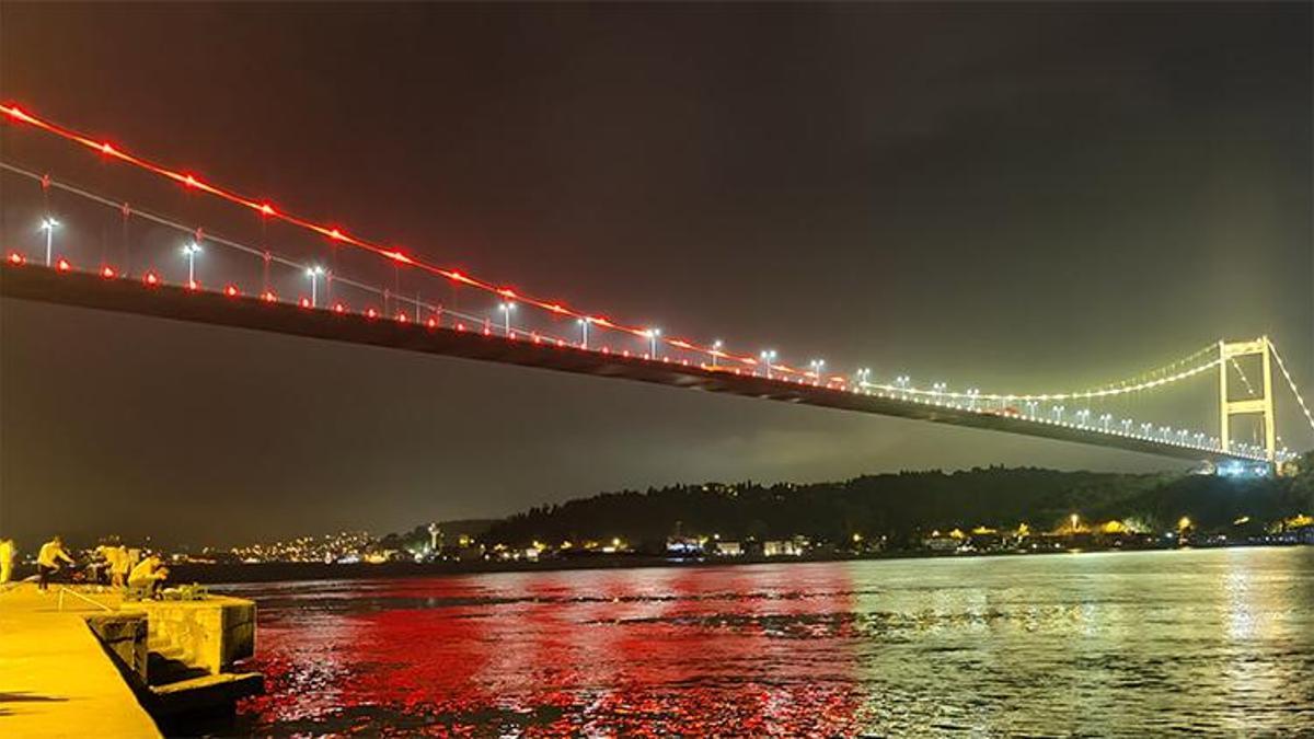 Fatih Sultan Mehmet Köprüsü "sarı-kırmızı" renklerle aydınlatıldı