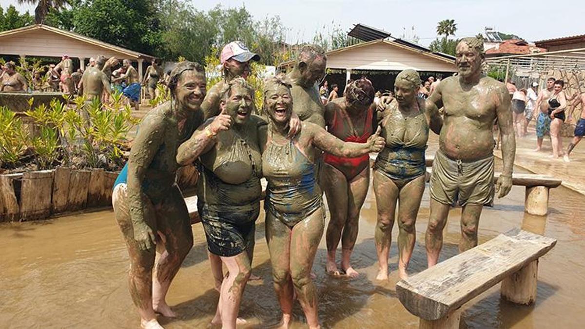 Muğla'da yerli yabancı turist şifalı çamuru sürmek için birbiriyle yarıştı!