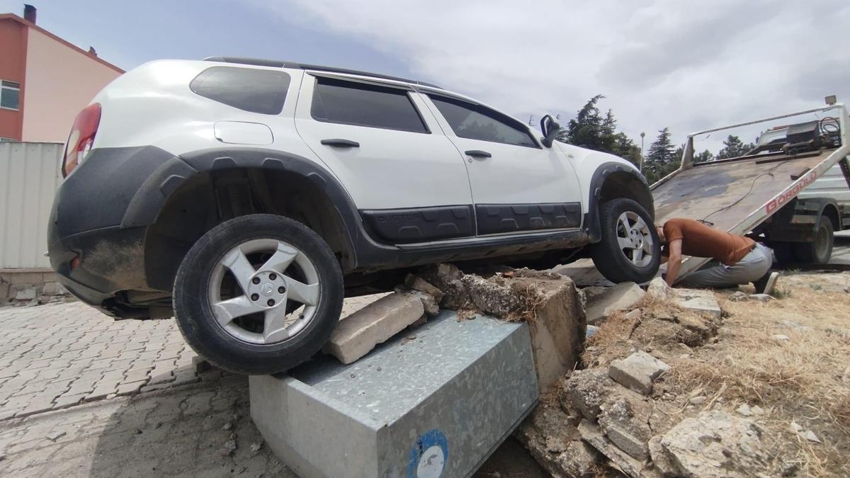 Park Halindeki Araç Freni Boşalıp Elektrik Kutusuna Çarptı